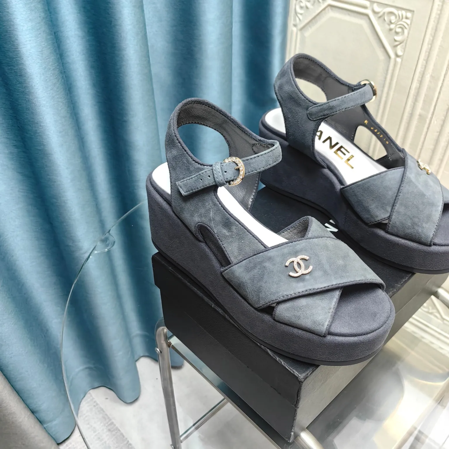 👟👟Ex-factory price 540👟👟 Top version Chanel/Chanel 24ss thick-soled lame-heeled sandals Material ☑️Fabric: patent leather/sheep ☑️Lining: sheepskin ☑️Outsole: original outsole ☑️Heel height: 7.5cm ☑️Number of yards: 35-40